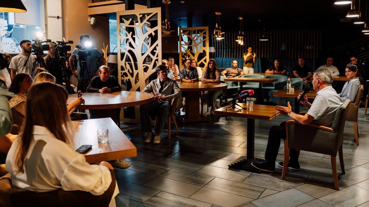    Встреча главы Северной Осетии–Алании Сергея Меняйло с участниками блог-тура. Фото предоставлено пресс-службой Премии «ШУМ». Фотограф: Екатерина Лучина.