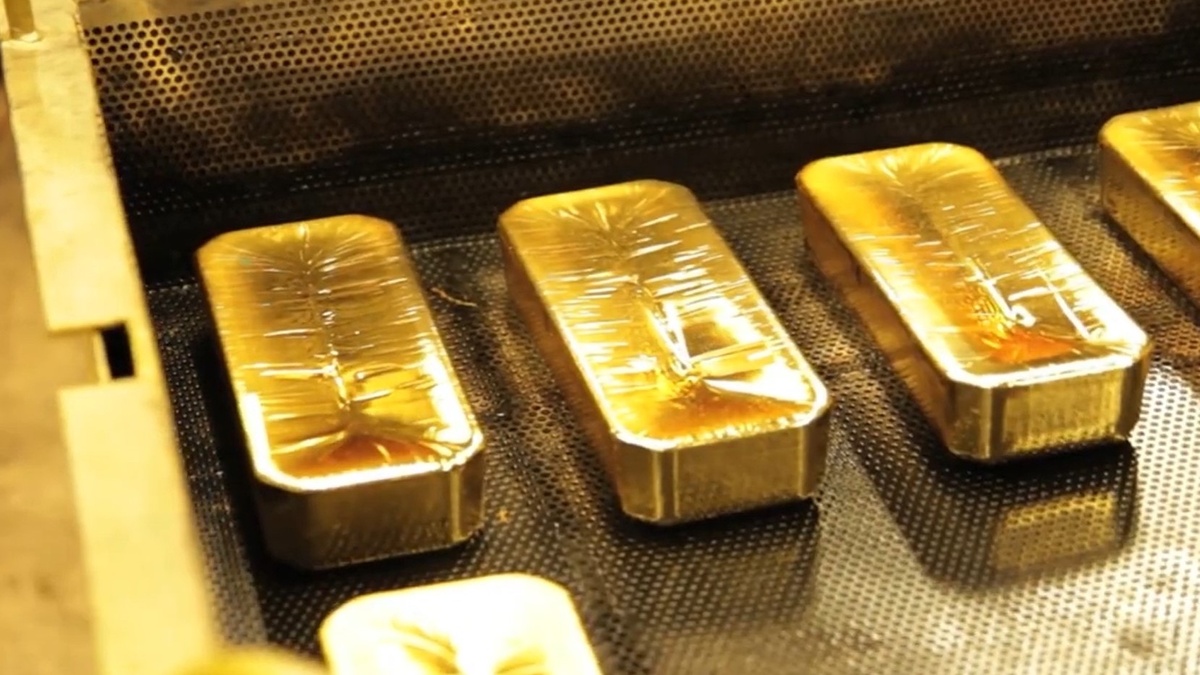 Свежеотлитые золотые слитки весом по 1 кг.