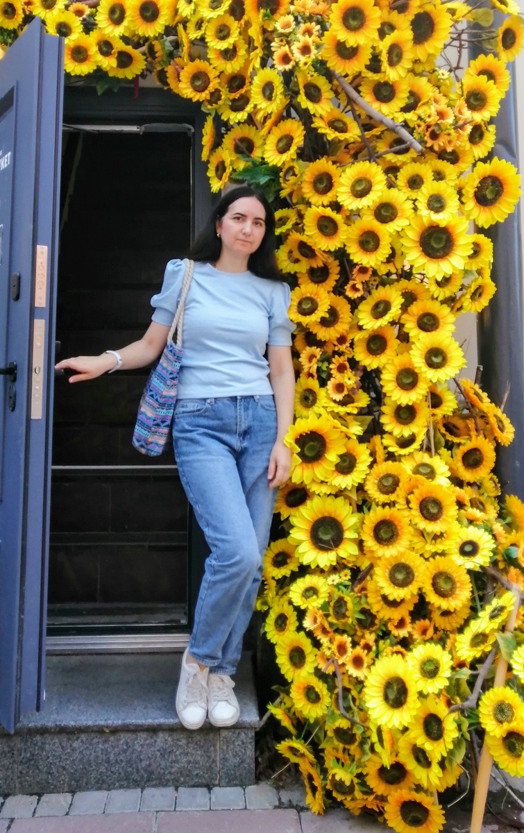 Сегодня ещё и день подсолнуха. Москва. Арбат. Лето 2025. Фото из архива автора 