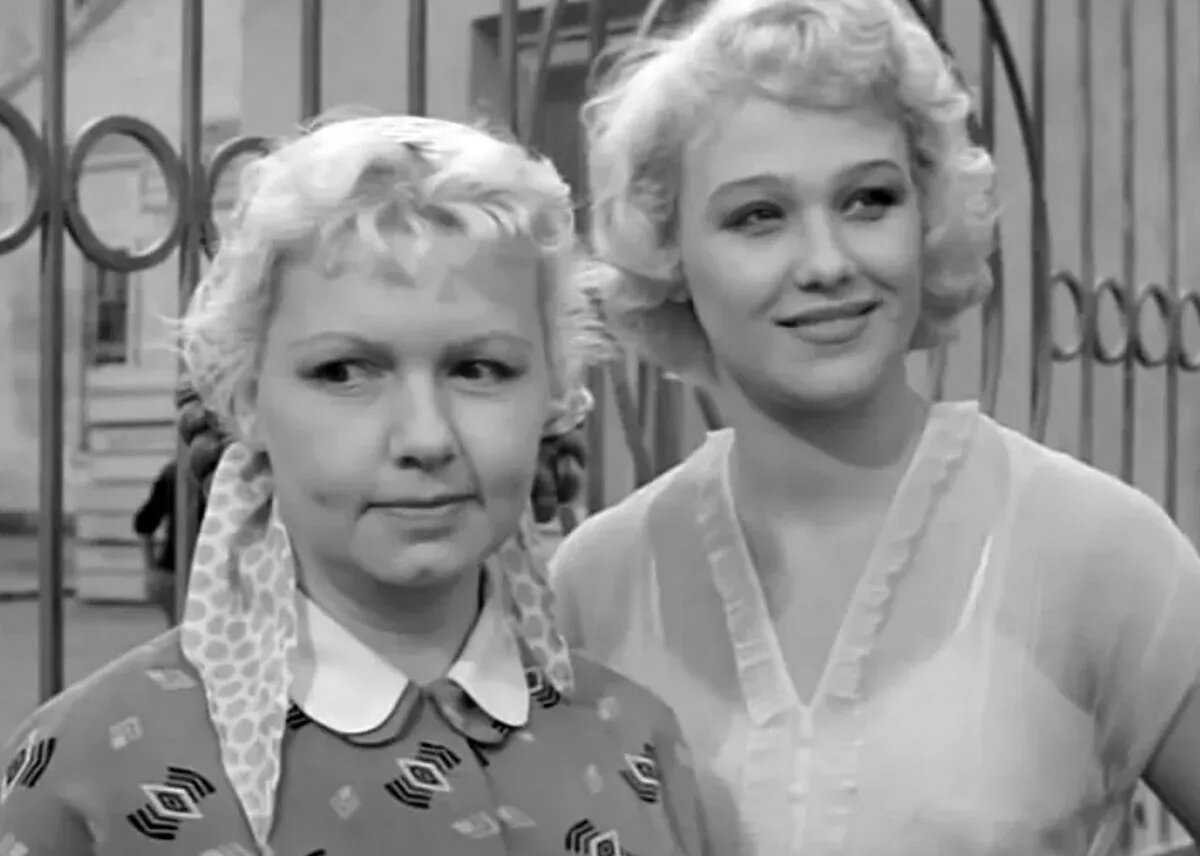 Муза Крепкогорская с коллегой