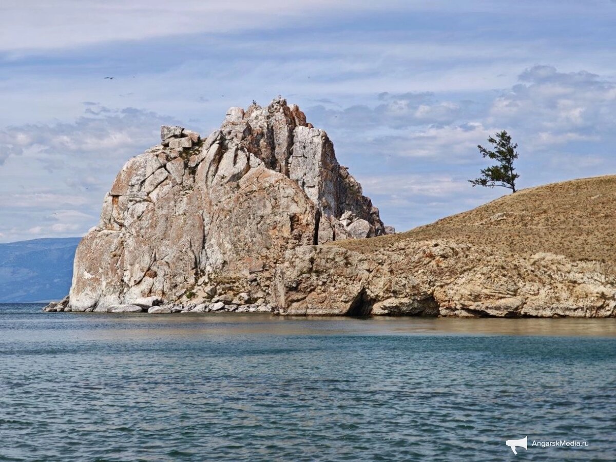 Скала Шаманка (мыс Бурхан)