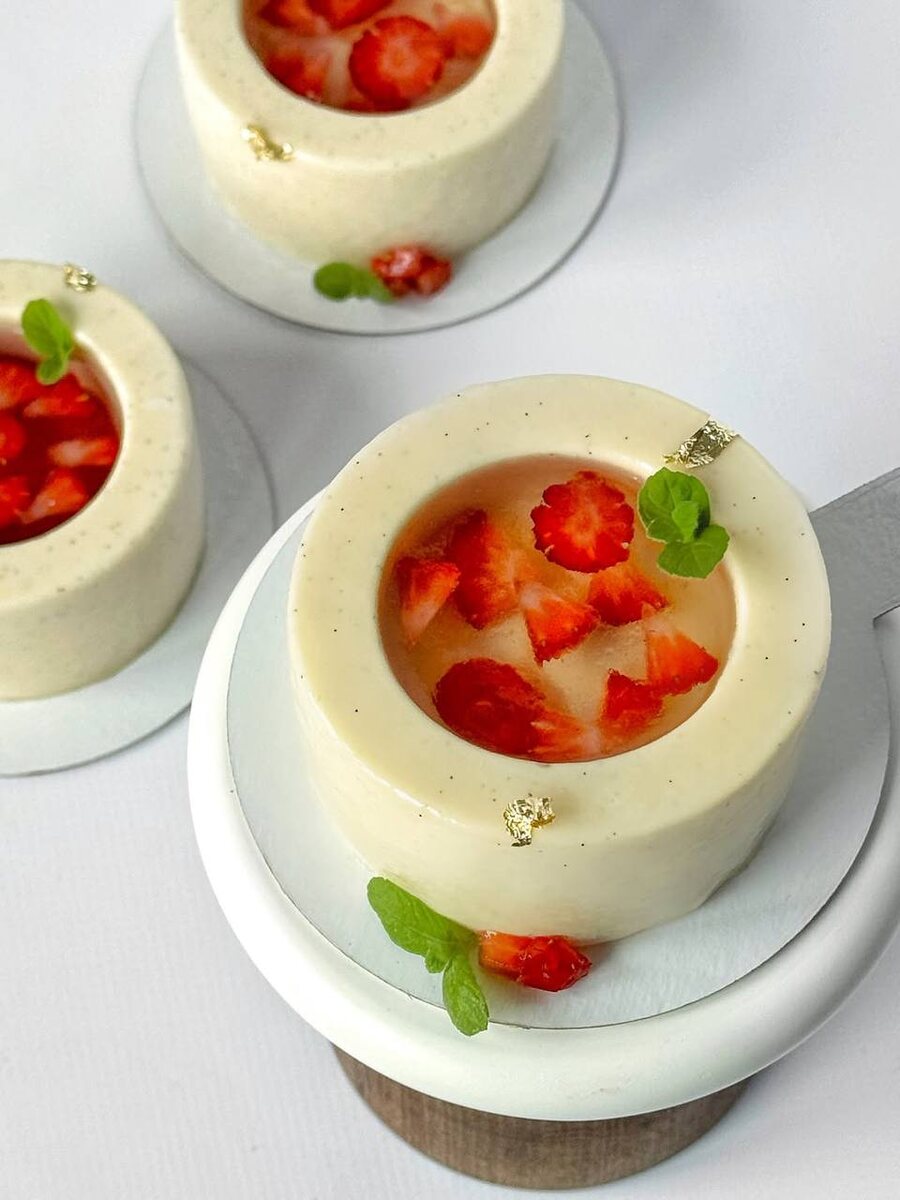 МУССОВЫЕ ПИРОЖНЫЕ С ВАНИЛЬЮ И КЛУБНИКОЙ