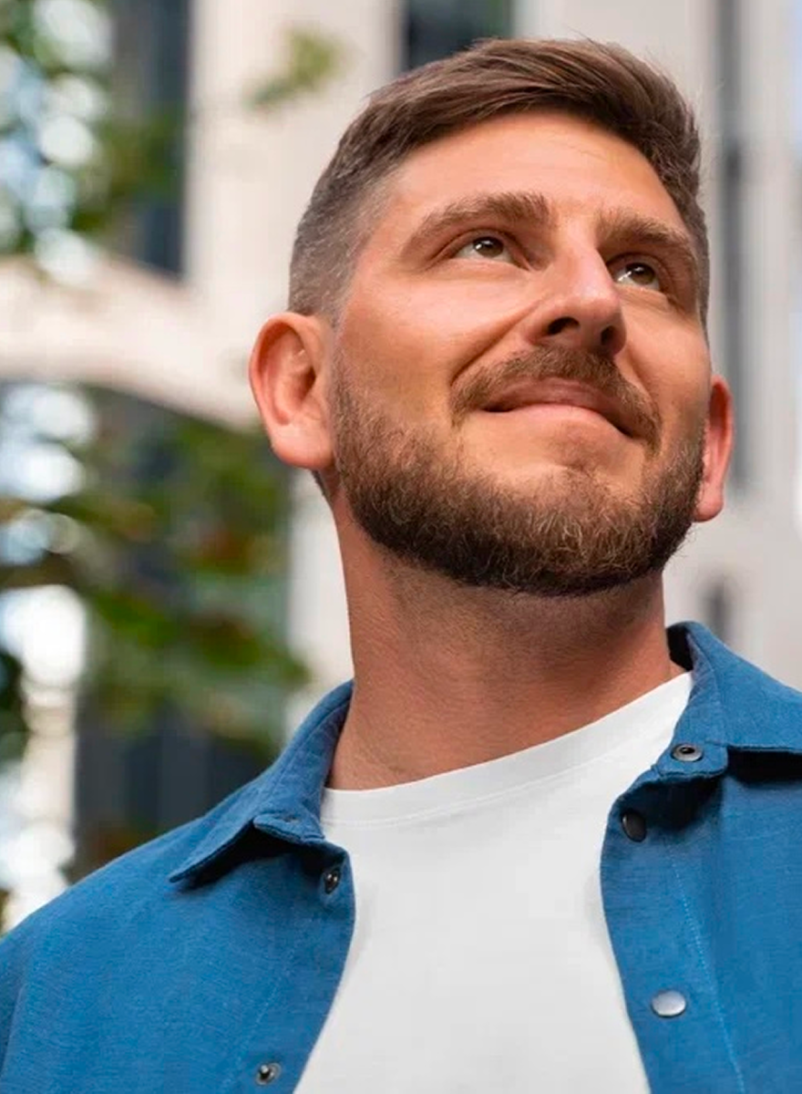 Артём Газаров — основатель и владелец сети стоматологических клиник «Белая Радуга»