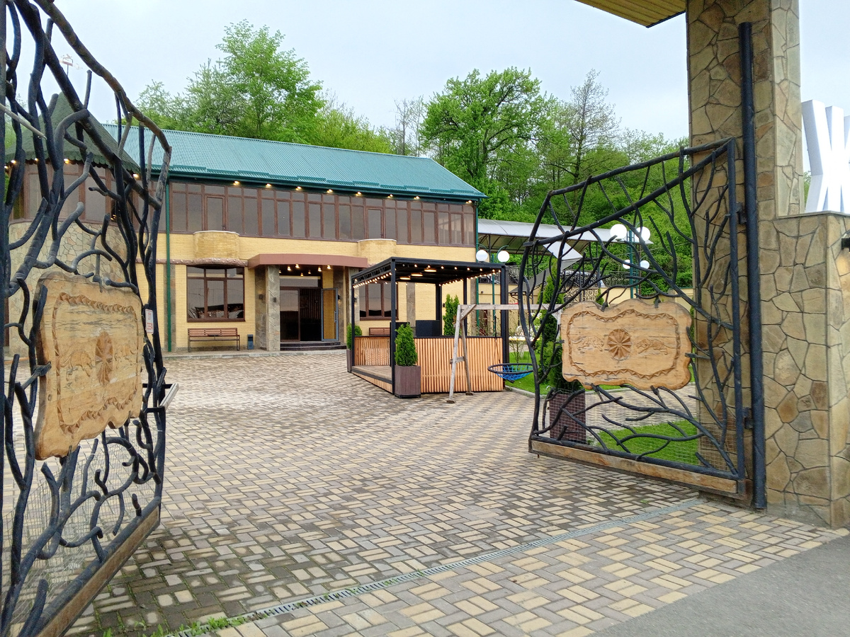 Вход на территорию кафе. Фото авторов