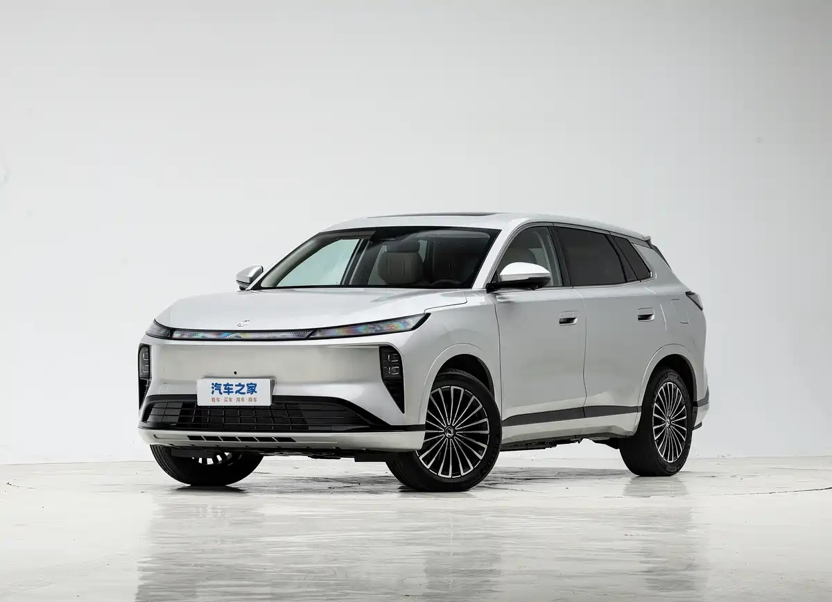 Новый гибридный кроссовер Dongfeng Fengshen L8