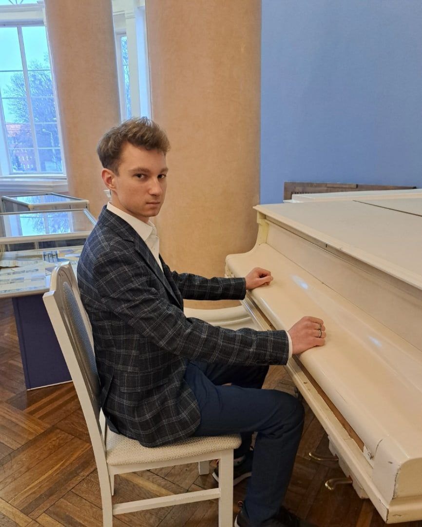 Никита Шандро у пианино
