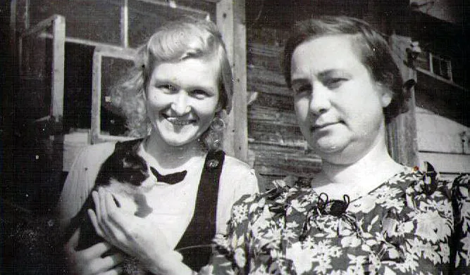 На фото: Бабушка Дора справа. Кошка Муся на руках у бабушкиной подруги.