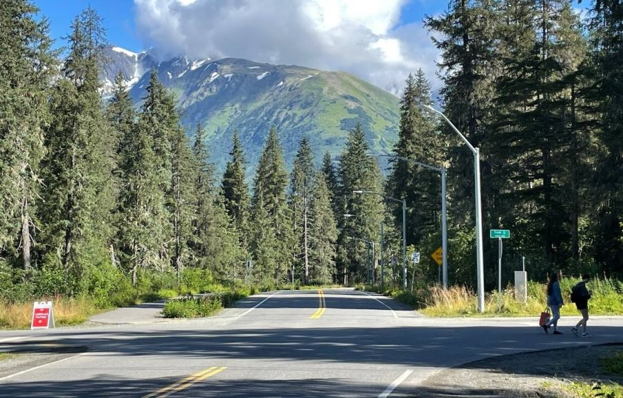 Территория гостиницы Alyeska Resort в курортном городке Гирдвуд на Аляске, где, по сообщениям СМИ, 15 августа может состояться встреча президентов России и США Владимира Путина и Дональда Трампа / Сергей Попов / РИА Новости
