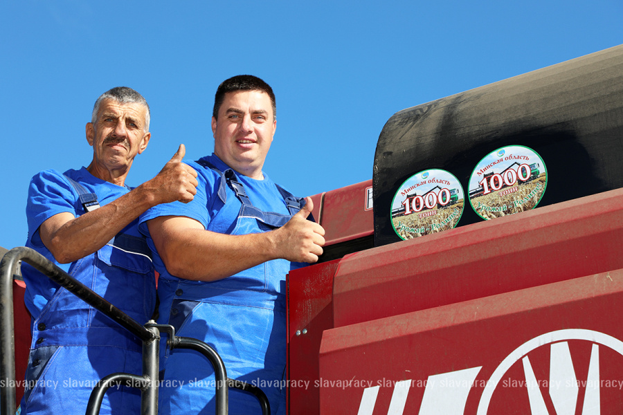     Двойной рубеж пройден. Кто из аграриев Копыльщины достиг хлебных вершин?