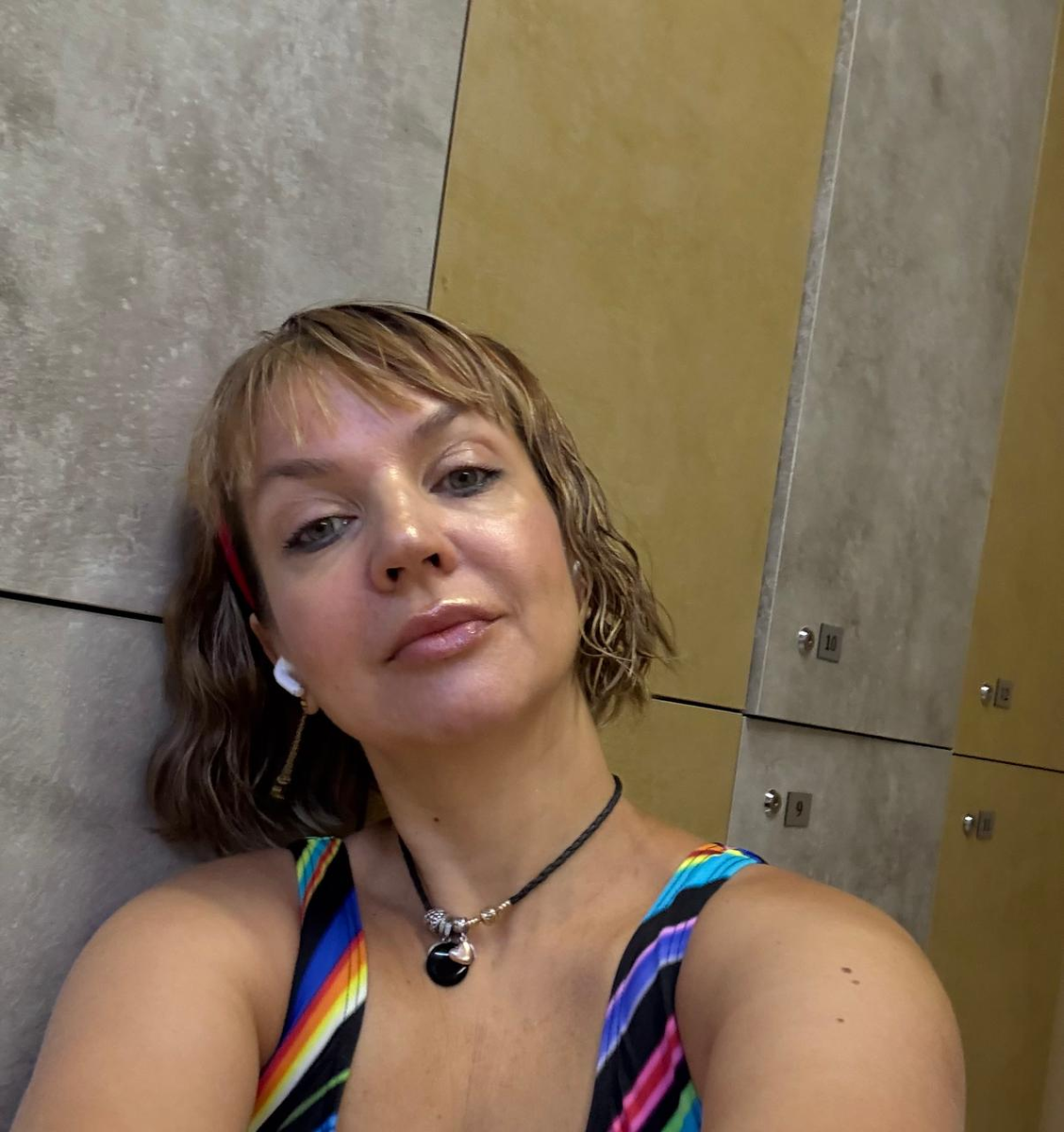 После бассейна ухода и макияжа, утро 8 часов) готова к новому дню.