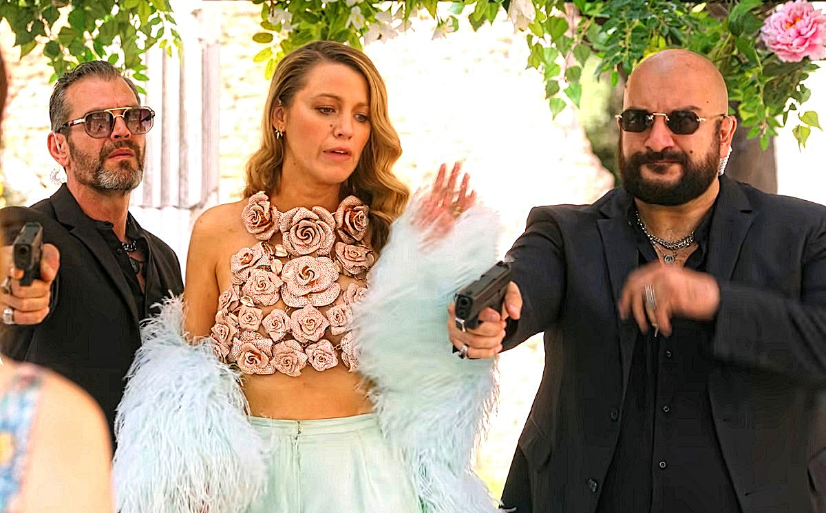 - Братва! Не стреляйте друг в друга! / Стреляйте по банкам... вон там.