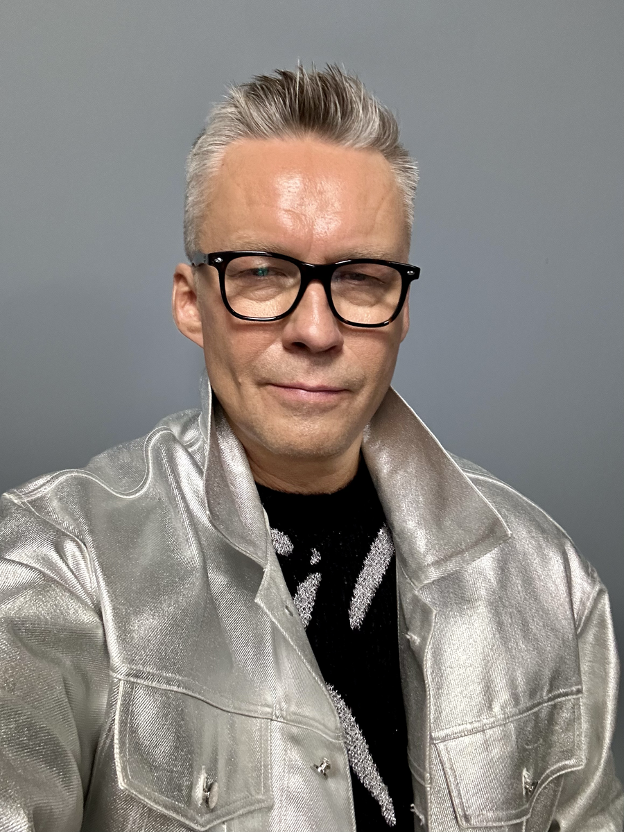 Константин Михайлов — актер, режиссер, продюсер, радио и телеведущий с 30-летним стажем работы в развлекательных и информационных СМИ (радио MAXIMUM, Маяк, Европа Плюс, Радио 7, 101, Первый канал, ТВЦ, Звезда и другие)