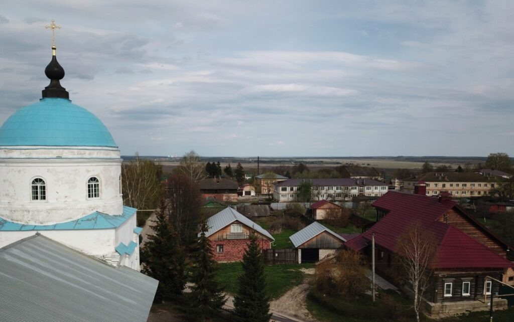 Вид на храм и дома в городе Чекалин Тульской области. Фото: Виталий Белоусов / РИА Новости