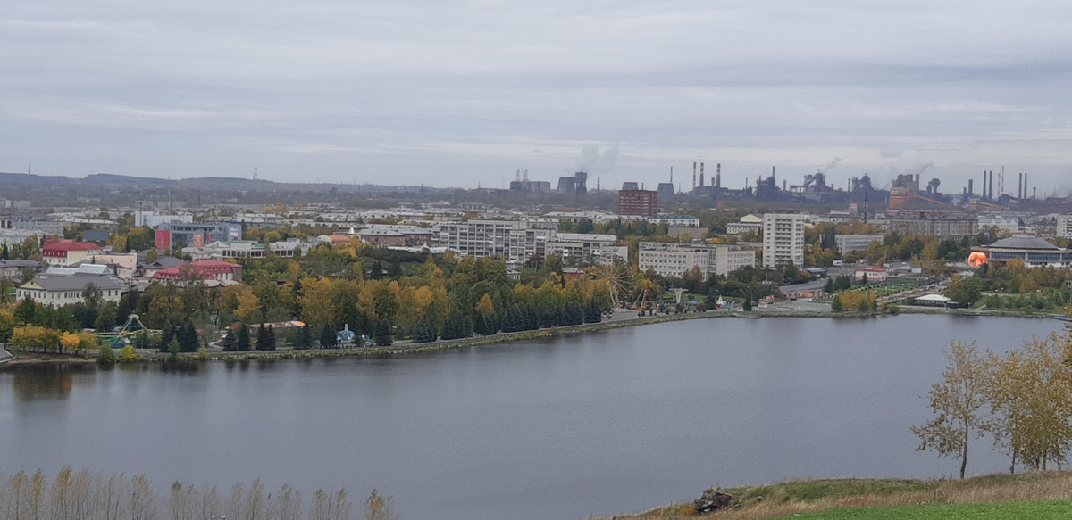 Нижний Тагил с городом-заводов на горизонте.