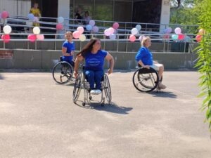 Недавнее мероприятие, организованное в честь Дня семьи, любви и верности, стало ярким тому подтверждением. Благодаря поддержке «ГлавОрто», около 40 ребят с ограниченными возможностями здоровья из центра «Пушкинский» получили уникальную возможность погрузиться в мир спорта и безграничной радости.