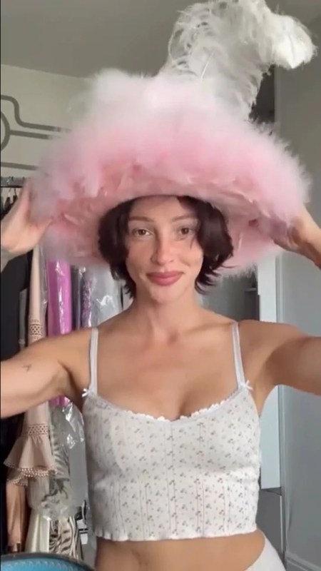    Настя призналась, что избавилась от большей половины своего гардероба. Но расстаться с розовой шляпой она не смогла. Фото: кадр видео.