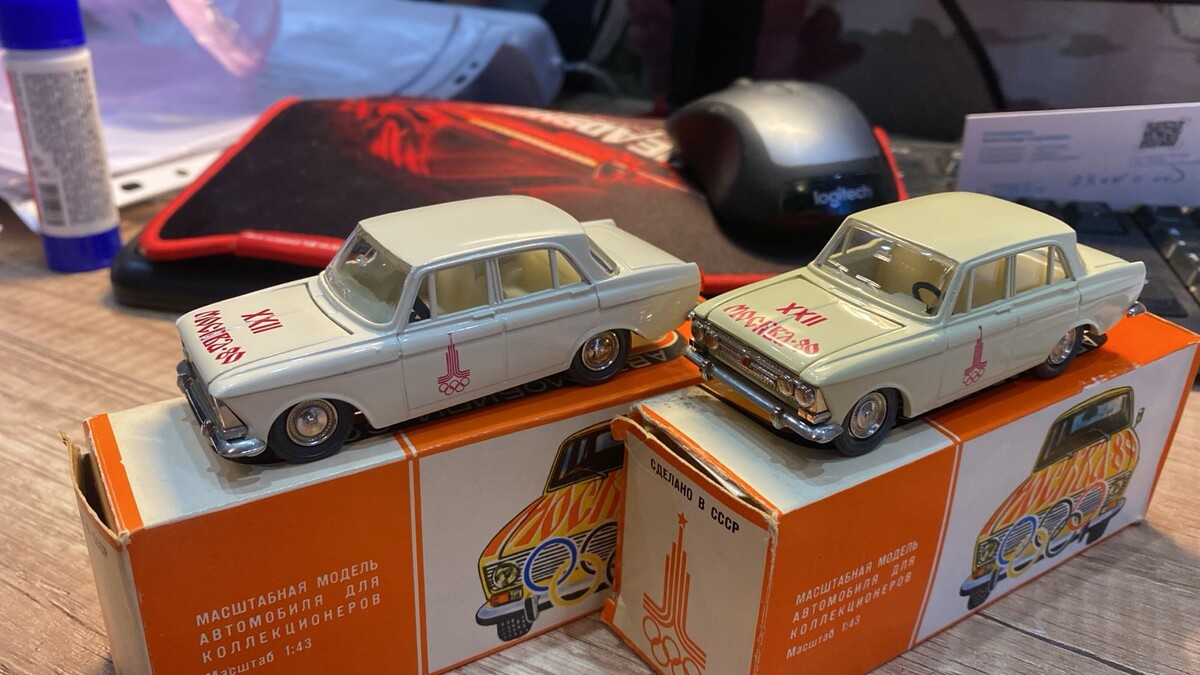 Автомодели Белой олимпийской серии (БОС) завода «Тантал» — Москвич-408 (арт. А1) и Москвич-412 (арт. А2) в оригинальных коробках с символикой Олимпиады-80. Масштаб 1:43