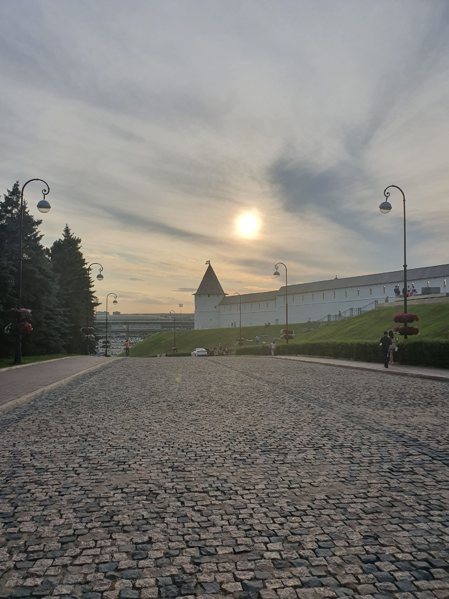 Казанский Кремль и Центральный стадион вдали на горизонте.