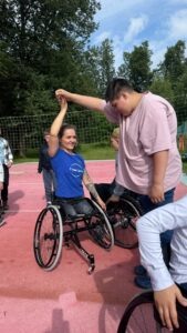 После танцевальной разминки ребята приступили к мастер-классу по стрельбе из лука. Сосредоточенные взгляды, азарт первых попыток и бурная радость от удачных выстрелов! Ребята учились чувствовать лук, целиться и открывали для себя новый вид спорта, где важны точность, концентрация и спокойствие. Одна девочка, вдохновленная своими успехами, в завершении мастер-класса восторженно заявила, что теперь мечтает преподавать детям стрельбу из лука. Этот момент стал настоящим триумфом, показав, как важно давать детям возможность пробовать новое и верить в свои силы.