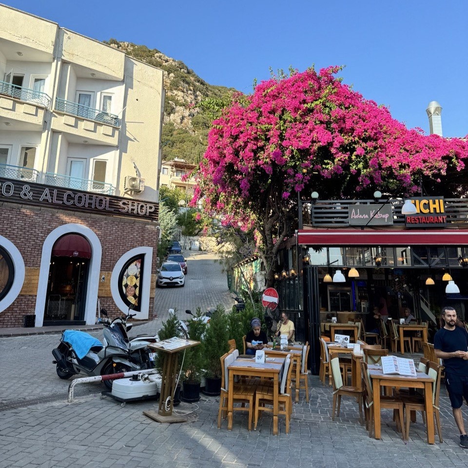 По архитектуре Каш напоминает европейские курорты: можно исследовать как городские улочки, так и сосновые леса и горы в округе