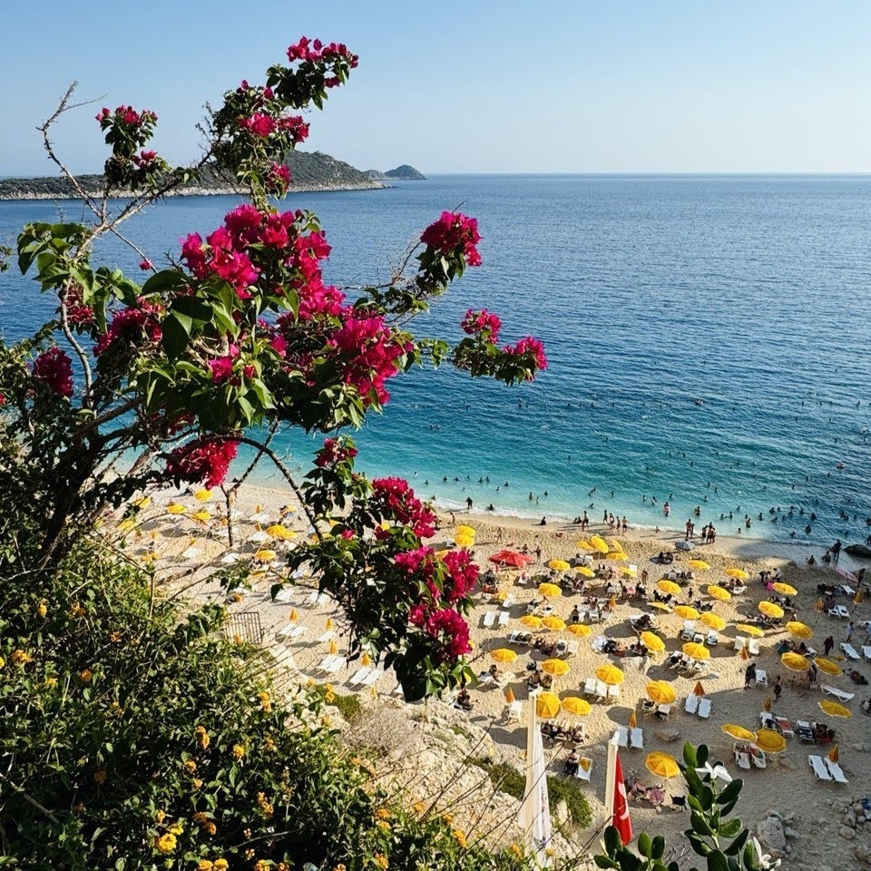 Пляжи в Каше отличаются чистой бирюзовой водой, в море удобно заниматься снорклингом