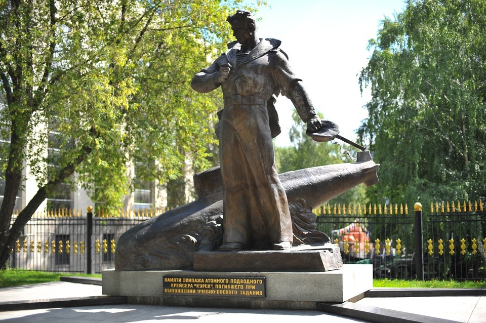    Мемориал экипажу атомного подводного крейсера «Курск» - «Скорбящий Моряк» установили в Москве на улице Советской Армии. Виктор ГУСЕЙНОВ