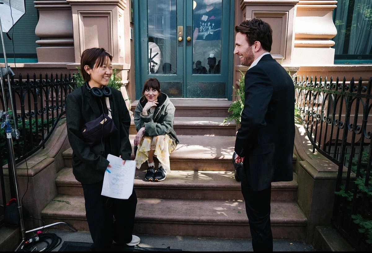 Стемки. Селин Сонг, Дакота Джонсон(Люси), Крис Эванс (Джон)