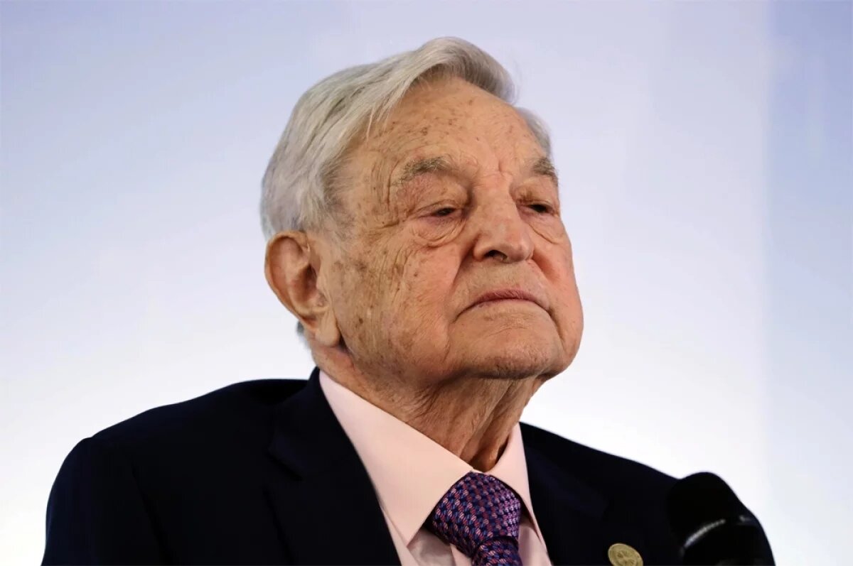    Сорос вложил миллиарды в сеть фондов «Открытое общество», через которую финансируются благотворительные и просветительские программы более чем в 100 странах.