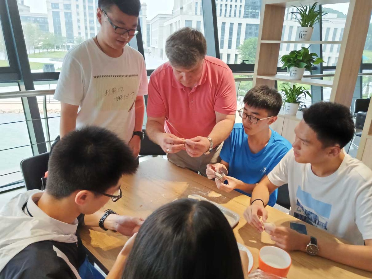 Совместная лепка пельменей с китайскими студентами — составная часть программы обучения русскому языку