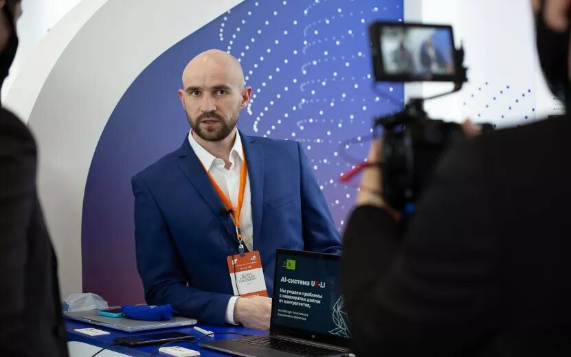 Александр на отраслевой выставке.