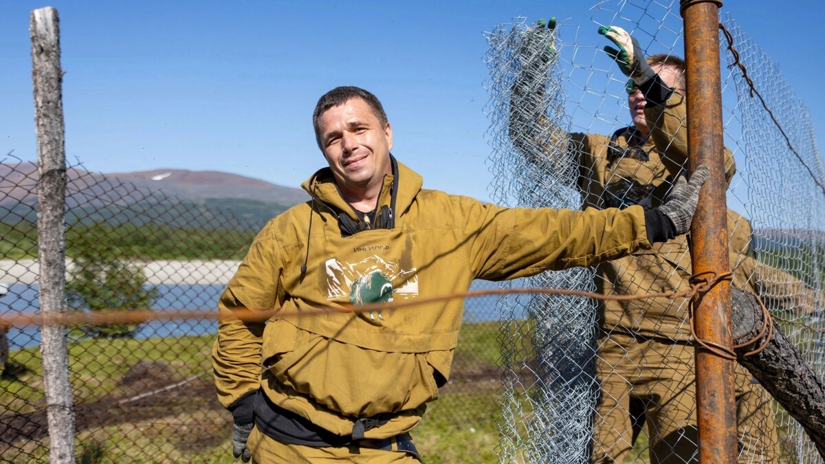    Денис Гарах решился поехать в добровольческую миссию на Полярный Урал, хотя у него протезы обеих ног. Фото: Федор Воронов / «Ямал-Медиа»