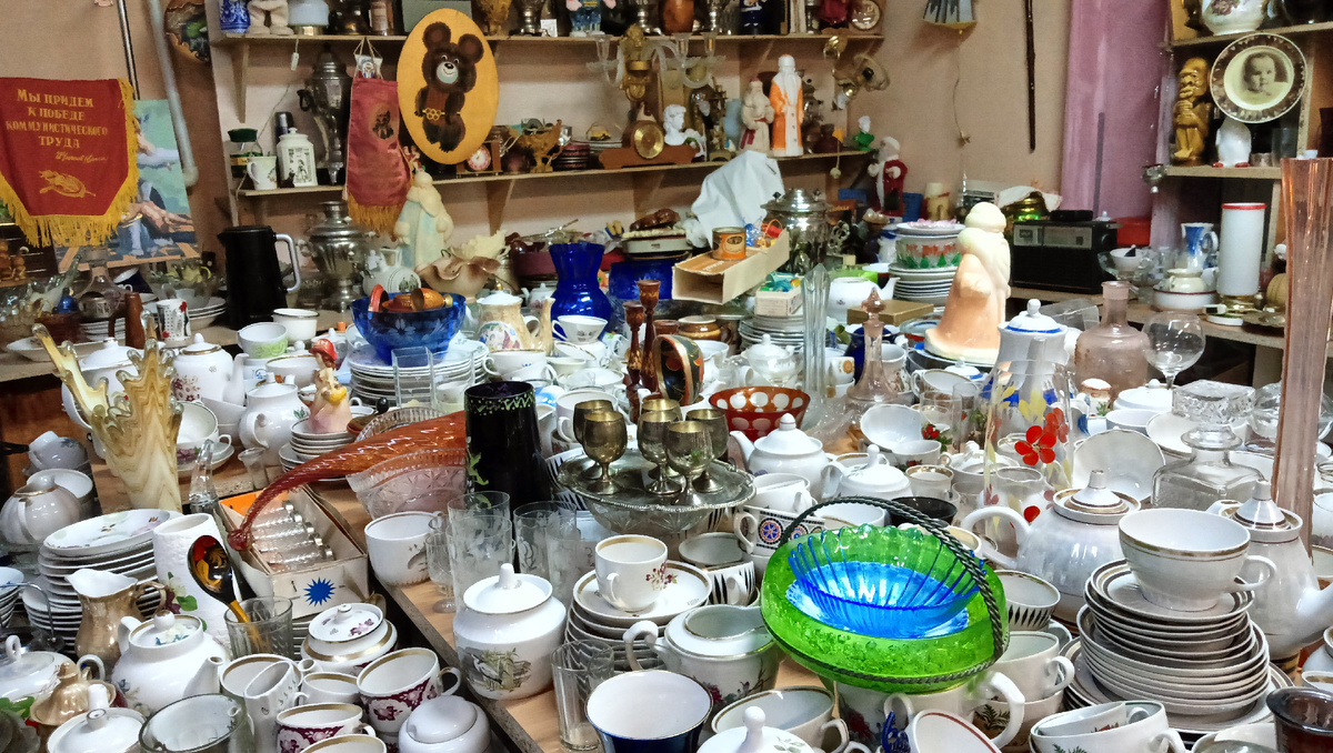 Барахолка в магазине. Комиссионный с ретро товарами. Фото автора 