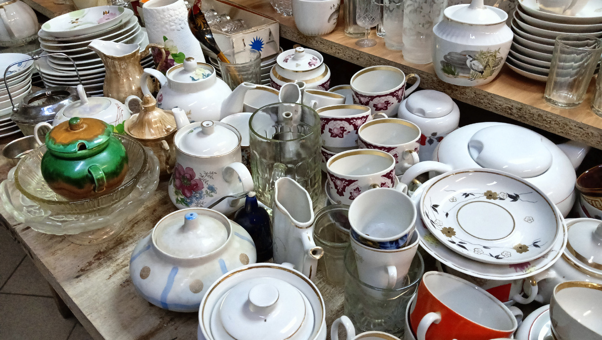 Барахолка в магазине. Комиссионный с ретро товарами. Фото автора 