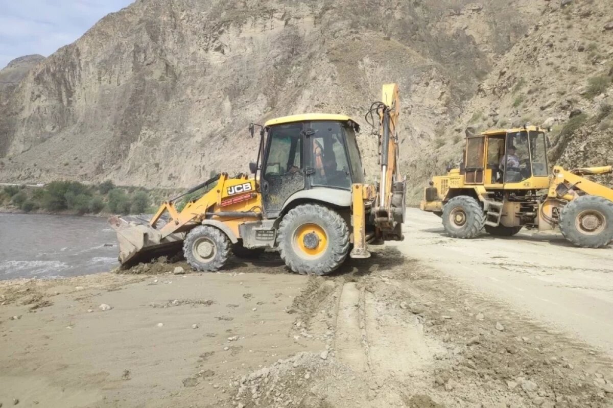    11 спецмашин расчищают дороги Дагестана от селевых масс и упавших камней