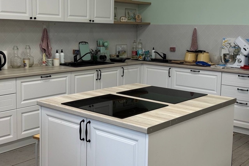    Сейчас учебное заведение находится на Советском проспекте, 60а. Школа была создана в 1918 году при бывшей Мариинской женской гимназии.