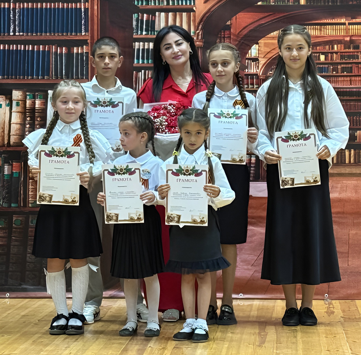 Победители и призеры конкурса чтецов с председателем жюри - начальником Карачаевского районного отдела культуры Зухрой Гочияевой. Фото автора.