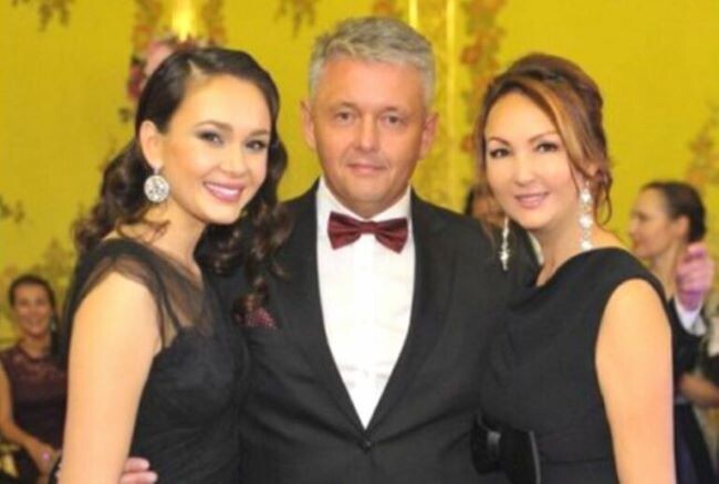 Аида Гарифуллина с родителями. Фото из открытых источников