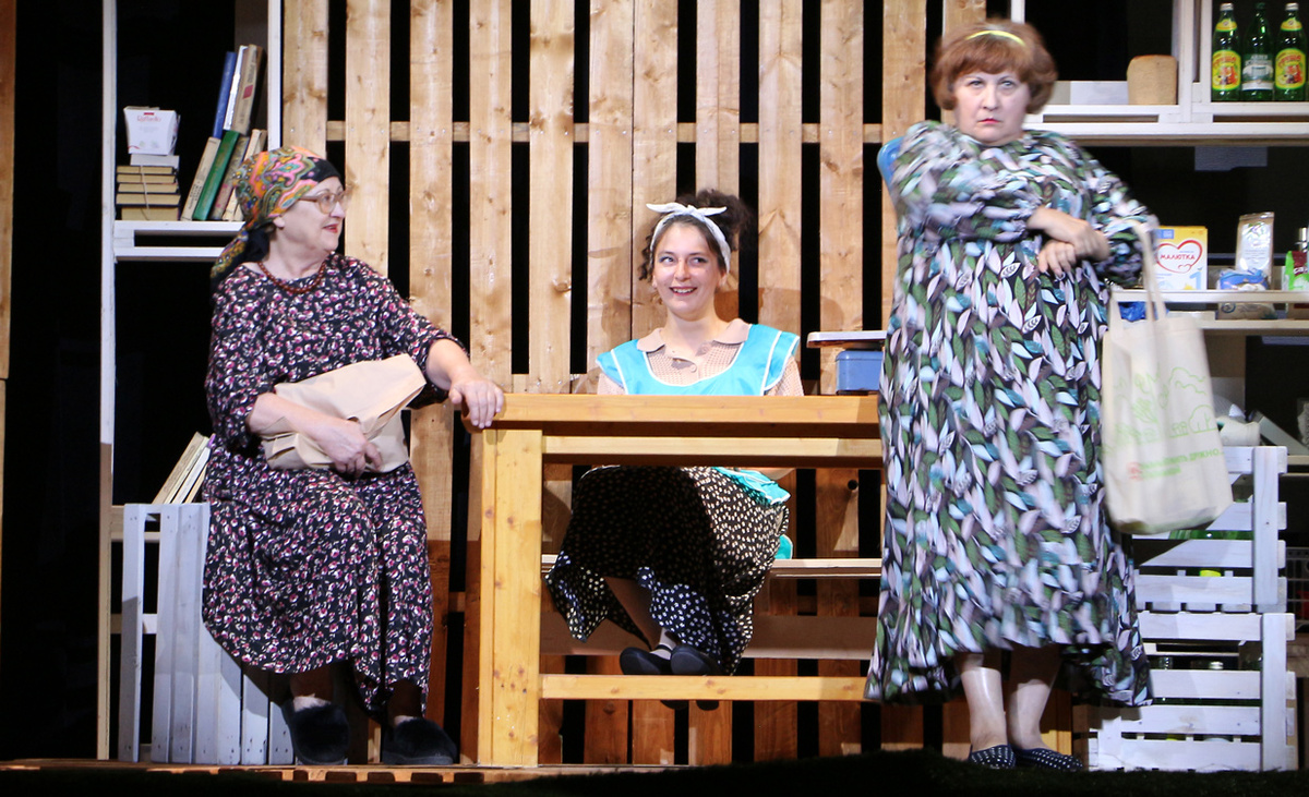 Сцена из спектакля «Земля Эльзы» по пьесе Ярославы Пулинович. Фото автора.