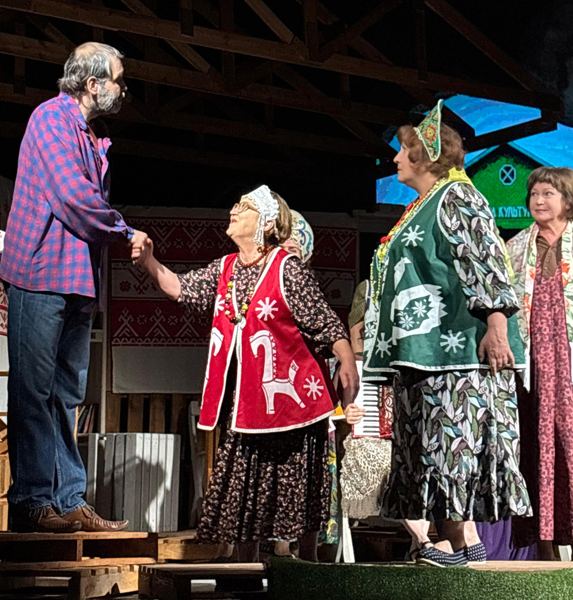 Сцена из спектакля «Земля Эльзы» по пьесе Ярославы Пулинович. Фото автора.