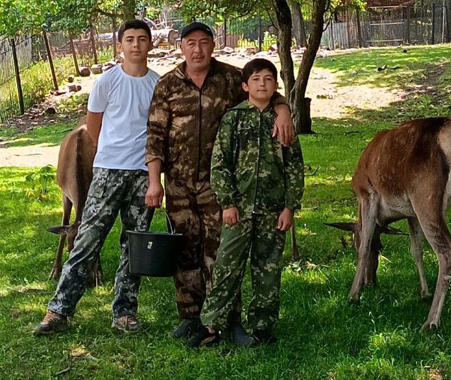 Хаджи-Даут Лепшоков со своими помощниками - сыновьями Юсуфом и Карчой. Фото автора.