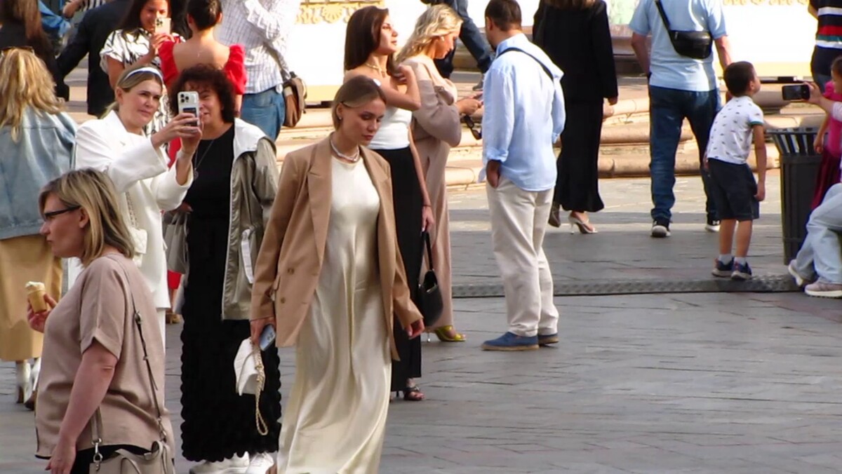 у фонтана перед Большим театром