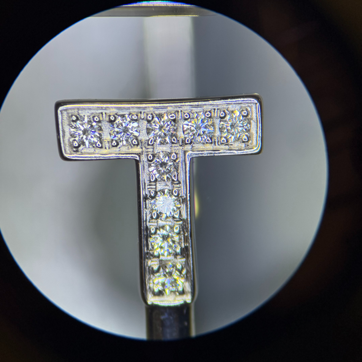 Бриллианты выстроены, как солдаты на параде: одинаковые, ровные, сверкают без отдыха.