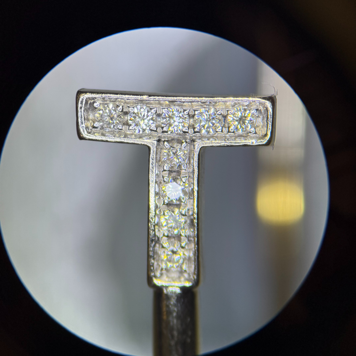 Камни разного размера и посадки, блеск «уставший», касты кривоваты — всё как в дешёвом сериале: сюжет тот же, но картинка хромает.