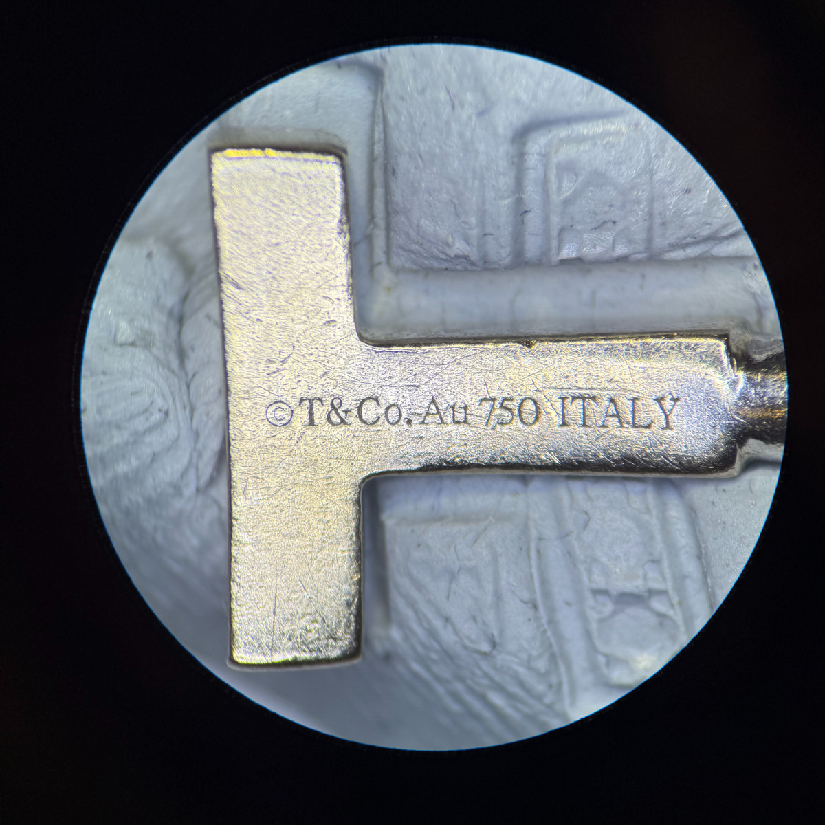 Буквы «пляшут», глубина неодинаковая, края подтаянные. Видна шагрень металла, пробелы «гуляют» — фирменной точности здесь не ночевало.