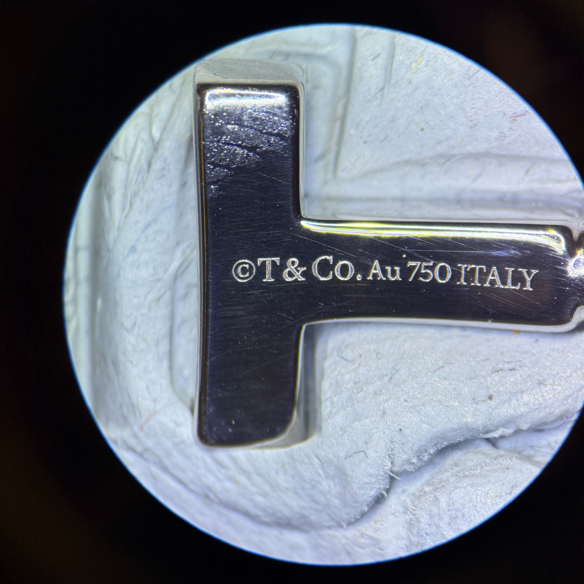 Шрифт ровный, кромка чистая, глубина стабильная. Надпись центрирована и читается «с первого взгляда», как из каталога.