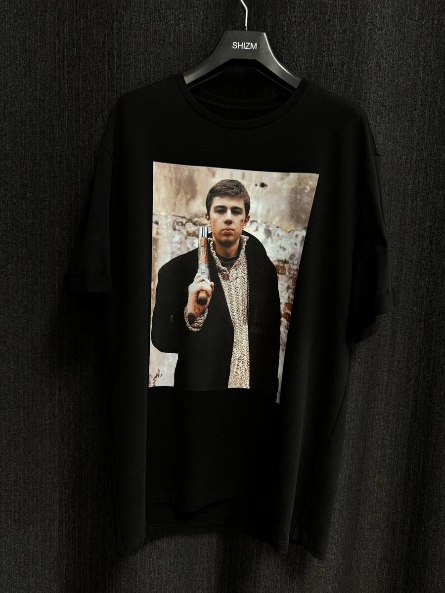 Кадр из легендарного фильма "Брат" в новом прочтении, DTF-печать сохраняет каждую деталь.