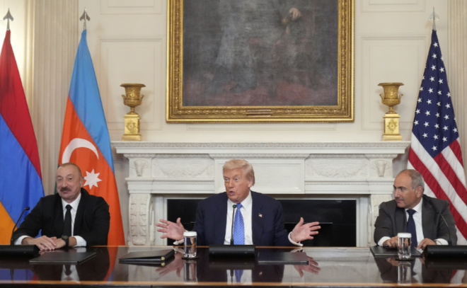    © Президент Азербайджана Ильхам Алиев, президент США Дональд Трамп и премьер-министр Армении Никол Пашинян © AP Photo/ Mark Schiefelbein