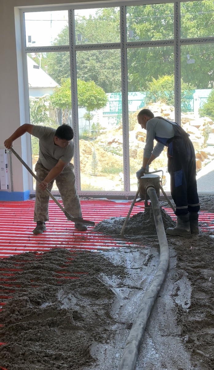 Укладка смеси  в помещениях с последующим выравниванием