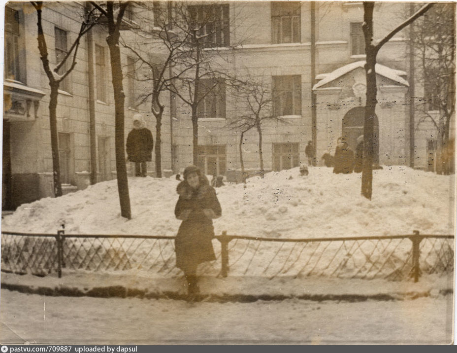 Двор дома № 5 по ул.Грановского, 1930 – 1949 г. Из личного архива Владимира Сечина.