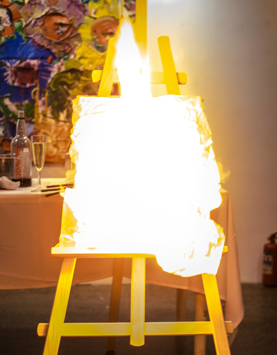  Перформанс с горящей картиной Екатерина Лебедева художник 